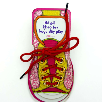 Bé Gái Khéo Tay Buộc Dây Giày