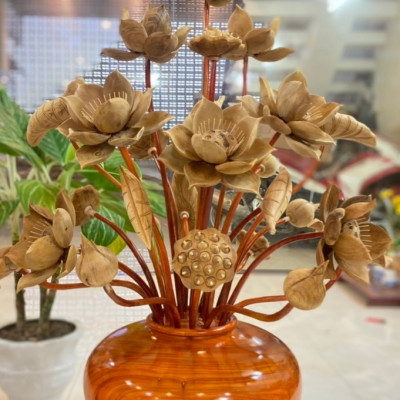 Combo kệ chân đế ,và 1 bình hoa sen 26 cành  phong thủy trang trí ,phòng khách ,phòng thờ ,bình cắm hoa gỗ hương ,hoa gỗ ngọc am thơm phức   