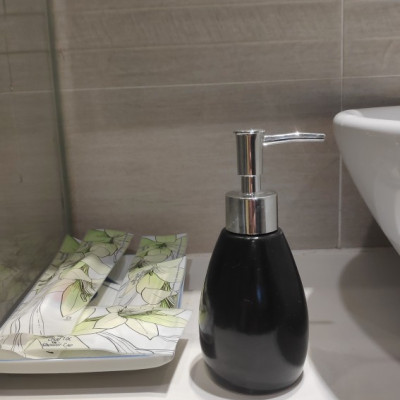 Bình đựng dầu gội, dầu xả, sữa tắm, nước rửa tay khách sạn bằng sứ đẹp màu đen trắng - 300ml