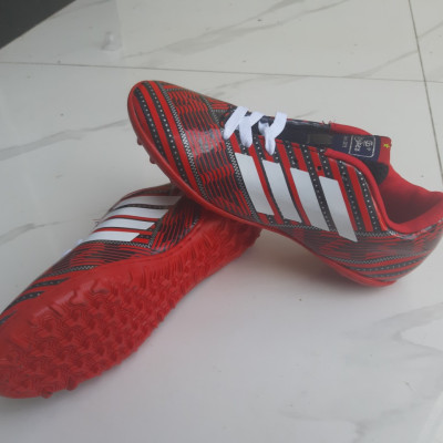 GIÀY ĐÁ BÓNG SÂN CỎ NHÂN TẠO 13C ĐỎ ĐÃ MAY ĐẾ