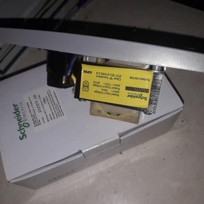 Ổ cắm cạo râu Bạc Schneider