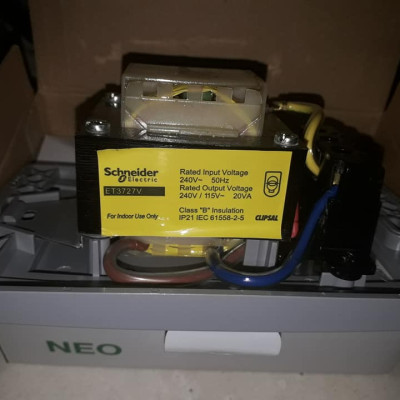 Ổ cắm cạo râu Bạc Schneider