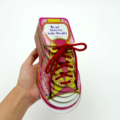 Bé Gái Khéo Tay Buộc Dây Giày