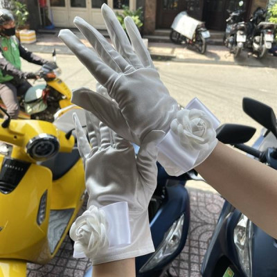 Găng tay hoa hồng trắng mẫu mới 2023