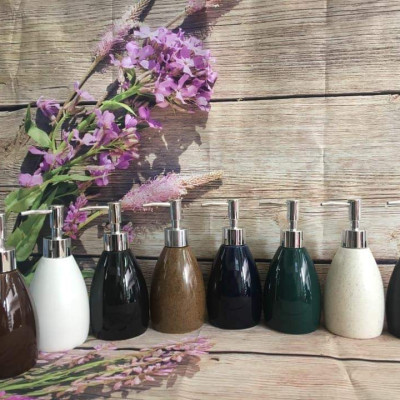 Bình xịt đựng sữa tắm, dầu gội, dầu xả bằng gốm sứ Bát Tràng