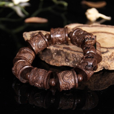 Bộ Vòng Tay Phong Thủy Trầm Mộc, Gỗ Trầm Hương tự nhiên, Điêu khắc hình phong thủy, Kèm hộp đựng lót lụa.