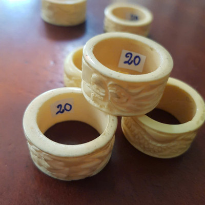 Nhẫn Càn Long Chạm Rồng Nam Giả Ngà hay Xương Mỹ Nghệ màu trắng Ni 20mm Cao 14mm Dầy 3mm Dành Cho Các Anh Nam đeo nhẫn ngón tay cái hay bất kỳ ngón tay nào ni lọt vừa tay là 20mm rẻ vẫn đẹp như thường ạ