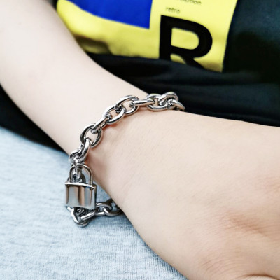 Lắc tay xích bản đại vòng khoá hot trend giới trẻ