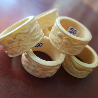 Nhẫn Càn Long Chạm Rồng Nam Giả Ngà hay Xương Mỹ Nghệ màu trắng Ni 20mm Cao 14mm Dầy 3mm Dành Cho Các Anh Nam đeo nhẫn ngón tay cái hay bất kỳ ngón tay nào ni lọt vừa tay là 20mm rẻ vẫn đẹp như thường ạ