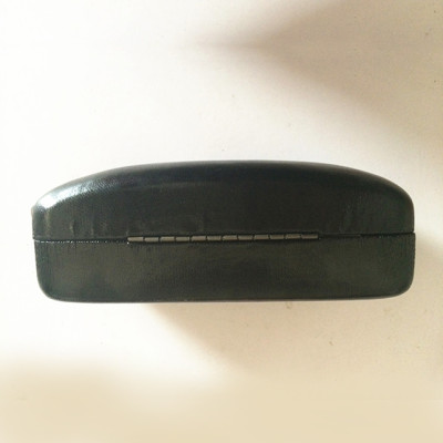 Hộp đựng mắt kính chống vỡ chuyên dụng kiểu dáng bánh mì - Màu đen