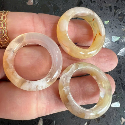 Nhẫn Nữ mới Đá Mã Não Bông Bông Vàng Trắng Đều Bóng Đẹp Ni 18mm Cao 7mm Dầy 4mm Chị em Nữ mệnh Kim mệnh Thủy mệnh Thổ đeo lên tay xinh xắn may mắn ạ