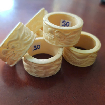 Nhẫn Càn Long Chạm Rồng Nam Giả Ngà hay Xương Mỹ Nghệ màu trắng Ni 20mm Cao 14mm Dầy 3mm Dành Cho Các Anh Nam đeo nhẫn ngón tay cái hay bất kỳ ngón tay nào ni lọt vừa tay là 20mm rẻ vẫn đẹp như thường ạ