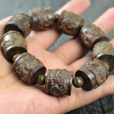 Bộ Vòng Tay Phong Thủy Trầm Mộc, Gỗ Trầm Hương tự nhiên, Điêu khắc hình phong thủy, Kèm hộp đựng lót lụa.