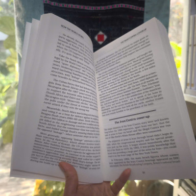 Sách - How the World Works by Noam Chomsky - Politics/ Nonfiction/ History in English