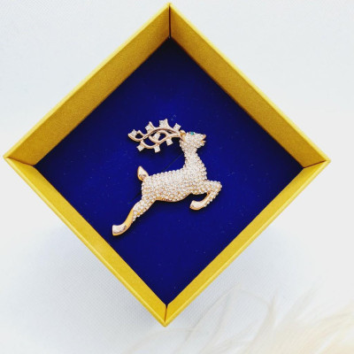 Cài áo hươu chạy