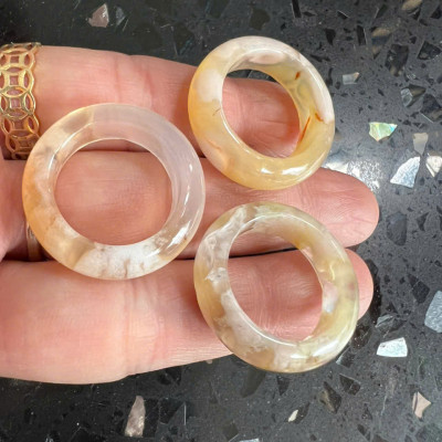 Nhẫn Nữ mới Đá Mã Não Bông Bông Vàng Trắng Đều Bóng Đẹp Ni 18mm Cao 7mm Dầy 4mm Chị em Nữ mệnh Kim mệnh Thủy mệnh Thổ đeo lên tay xinh xắn may mắn ạ