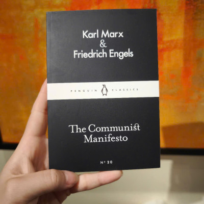 Sách - Communist Manifesto Paperback by Karl Marx, Friedrich Engels/Politics & Social Sciences/The Little Black Classics