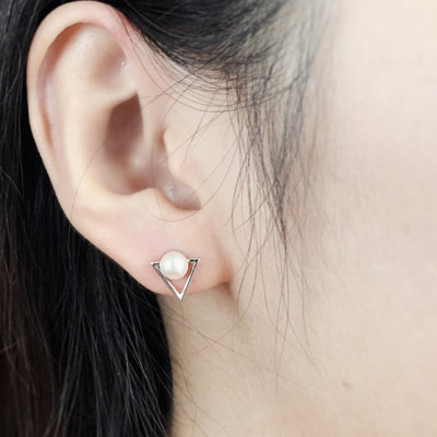 Bông tai hình tam giác đính hạt BT86