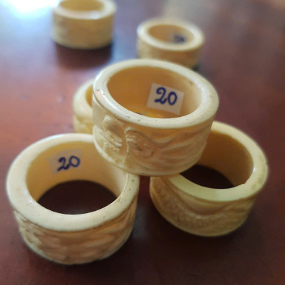 Nhẫn Càn Long Chạm Rồng Nam Giả Ngà hay Xương Mỹ Nghệ màu trắng Ni 20mm Cao 14mm Dầy 3mm Dành Cho Các Anh Nam đeo nhẫn ngón tay cái hay bất kỳ ngón tay nào ni lọt vừa tay là 20mm rẻ vẫn đẹp như thường ạ