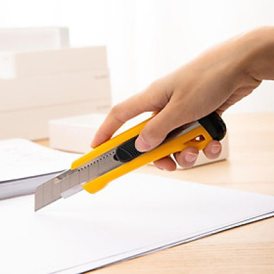 Dao rọc giấy Deli, cỡ lớn Đỏ/Vàng giao Màu Ngẫu Nhiên - 1 cái - E2042