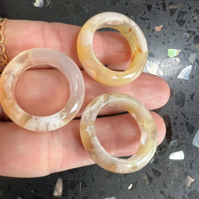 Nhẫn Nữ mới Đá Mã Não Bông Bông Vàng Trắng Đều Bóng Đẹp Ni 18mm Cao 7mm Dầy 4mm Chị em Nữ mệnh Kim mệnh Thủy mệnh Thổ đeo lên tay xinh xắn may mắn ạ