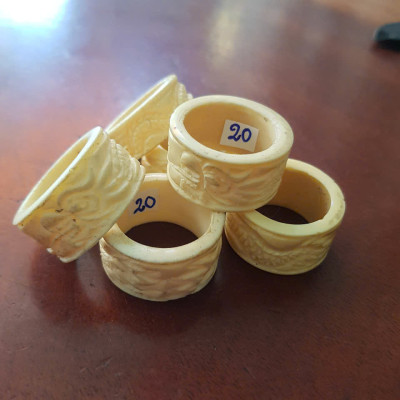 Nhẫn Càn Long Chạm Rồng Nam Giả Ngà hay Xương Mỹ Nghệ màu trắng Ni 20mm Cao 14mm Dầy 3mm Dành Cho Các Anh Nam đeo nhẫn ngón tay cái hay bất kỳ ngón tay nào ni lọt vừa tay là 20mm rẻ vẫn đẹp như thường ạ