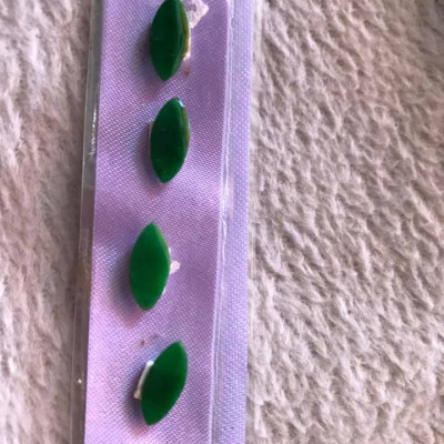 BỘ TRANG SỨC LẮC TAY HẠT DƯA NHỎ  MÀU XANH NGỌC TƯƠI ĐẸP Dài 12mm x đk 5,7mm  ĐÁ CẨM THẠCH TỰ NHIÊN bản mỏng NỮ LÀM LẮC Ạ