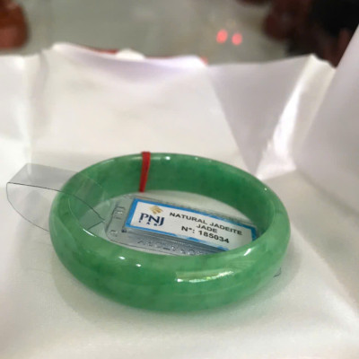 Vòng Tay Nữ Đá Ngọc Cẩm Thạch Tự Nhiên Bản Hẹ Sịn Đậu Lý Sao Ni 48mm Cao 12mm Dầy 6mm đã kiểm định kèm giấy chứng nhận P No 185034 Màu Xanh ngọc lý tươi bóng đều đẹp nữ tay nhỏ 35kg - 48kg ạ 