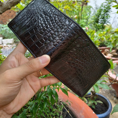 Ví Da Cá Sấu Thật. Da Bụng Cá Sấu Rất Mềm Và Bền. Size 12.5x9.5cm Để Vừa Giấy Tờ Cũ. Thiết Kế Dáng Ngang Dễ Sử Dụng