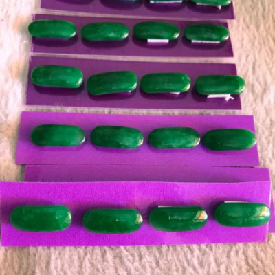 BỘ MẶT YÊN NGỰA GỒM  4 VIÊN ĐÁ CẨM THẠCH XANH LÁ TƯƠI Size 19mmx8mmx3mm NỮ LÊN LẮC TAY ĐEO ĐẸP Ạ