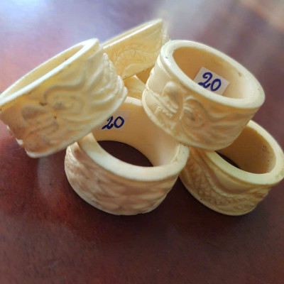 Nhẫn Càn Long Chạm Rồng Nam Giả Ngà hay Xương Mỹ Nghệ màu trắng Ni 20mm Cao 14mm Dầy 3mm Dành Cho Các Anh Nam đeo nhẫn ngón tay cái hay bất kỳ ngón tay nào ni lọt vừa tay là 20mm rẻ vẫn đẹp như thường ạ