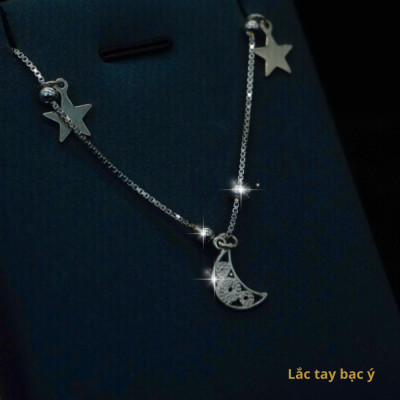 Lắc chân bạc Ý với thiết kế thanh mảnh và các họa tiết biểu tượng độc đáo, chiếc lắc chân có dạng dây mắt xích nhỏ, được trang trí bằng ba mặt charm treo: hai ngôi sao năm cánh và một mặt trăng, phong cách cá tính, trẻ trung - HL172