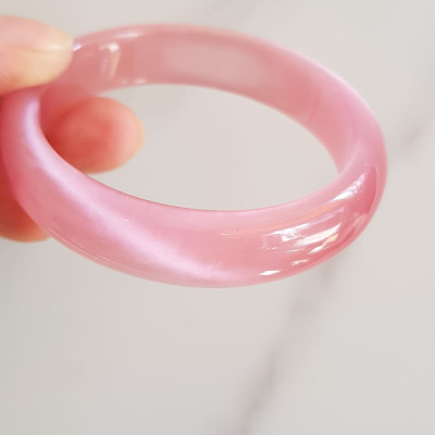 Vòng tay nữ đá mắt mèo hồng bản hẹ mới Ni 53mm x cao 13mm x dầy 7mm nữ 50kg - 57kg đeo màu hồng hồng nhẹ xinh tươi đẹp rẻ lắm chuẩn hợp nữ mệnh hỏa mệnh thổ ạ