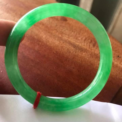 CHIẾC VÒNG ĐÁ CẨM THẠCH LÝ ĐẸP 50 XANH SÁNG TƯƠI BÓNG ĐẸP NỮ 48kg đến 56kg Đeo