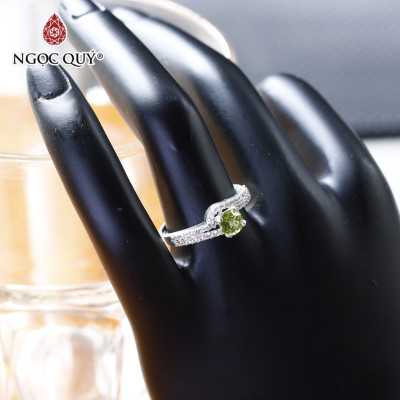 Nhẫn bạc nữ đá Peridot mệnh hỏa, mộc - Ngọc Quý Gemstones