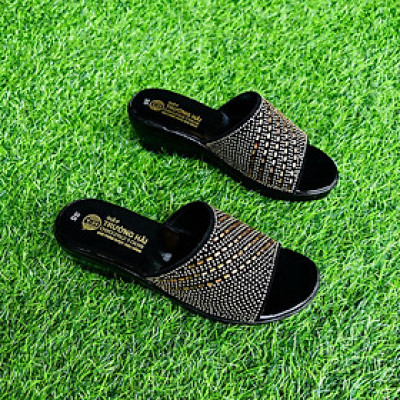 Dép nữ trung niên đế xuồng 5cm Trường Hải màu đen đính đá DN125