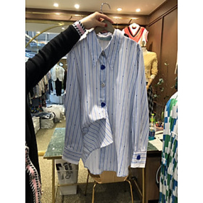 áo sơ mi form rộng, cách điệu nút sành điệu