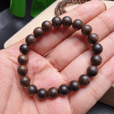 Vòng đeo tay trầm sánh chìm mùi thơm vĩnh viễn