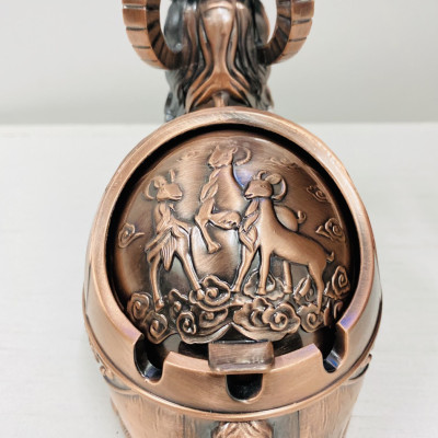 Gạt tàn thuốc hình dê bằng kim loại - Đỏ