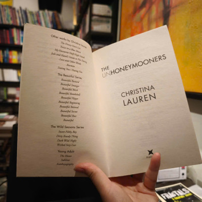 Sách - The Unhoneymooners by Christina Lauren -  Fiction / Romance in English