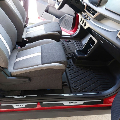 Miếng dán/ decal bảo vệ bậc cửa ô tô – Carbon loại dày – 4 miếng – Chống xước mép cửa cho xe VinFast VF5