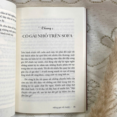 Sách - Hồng Gai Nở Muộn - Hành Trình Từ Cô Bé Tổn Thương Đến Người Thắp Lửa Hạnh Phúc