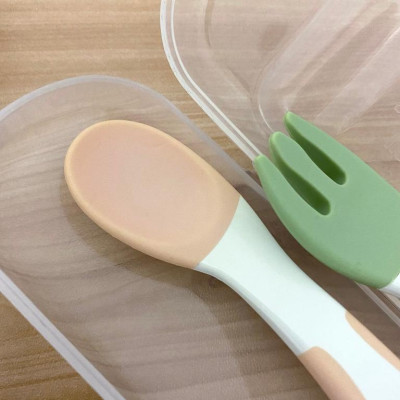 Bộ muỗng và nĩa cong TLI Richell Nhật Bản - bước 2 có hộp đựng cho bé tập tự ăn | Baby