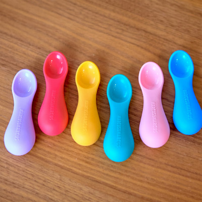 Thìa tập ăn silicon cho bé Palm Grasp Marcus & Marcus, từ 12 tháng