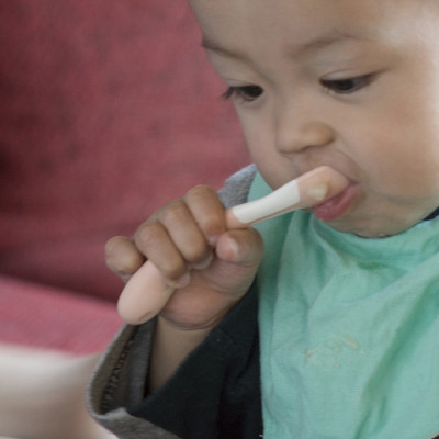 Bộ muỗng và nĩa cong TLI Richell Nhật Bản - bước 2 có hộp đựng cho bé tập tự ăn | Baby