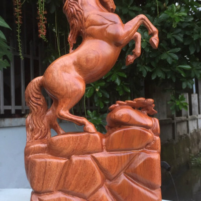 Tượng con ngựa nhất mã phi thiên bằng gỗ hương đá liền khối kt cao 40×22×7,5cm