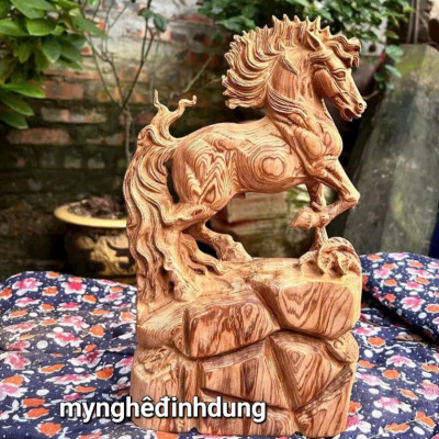 Tượng nhất mã thong dong bằng gỗ ngọc am thơm nức cao 40cm 