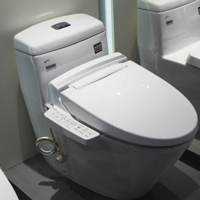 Nắp bồn cầu tự rửa điện tử thông minh điều khiển từ xa xịt rửa, vệ sinh phụ nữ INAX CW-KB22AVN (Hàng chính hãng)