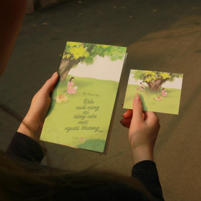 Đến Cuối Cùng Ai Cũng Cần Một Người Thương - Tặng Kèm Postcard