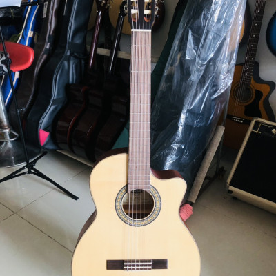 Đàn guitar classic Hồng đào solid DC250J Duy Guitar Store dòng ghitar âm thanh ấm áp cổ điển